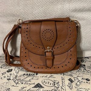 Crossbody saddle bag with multiple pockets